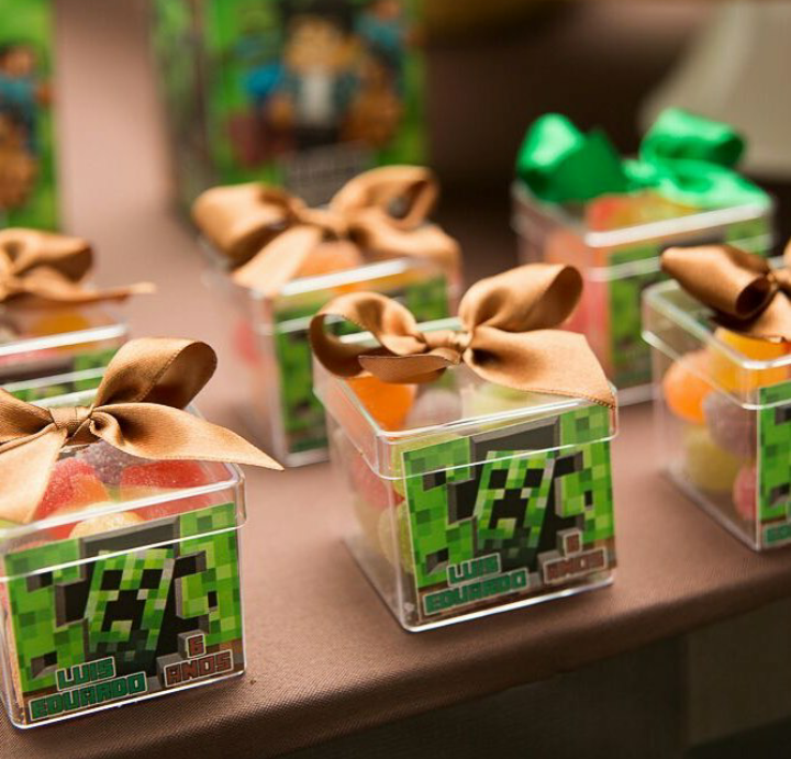 Como Montar uma Mesa de Guloseimas para Festas Infantis 2 caixa crilica com doces