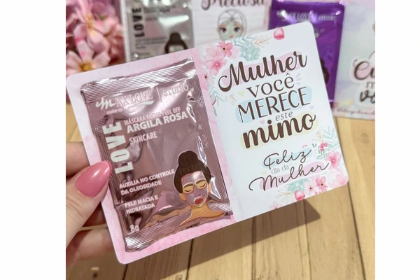 Lembrança Dia da Mulher: 7 ideias elegantes para lojistas encantarem clientes 3 MIMO DIA Da muljher cuidados pessoais