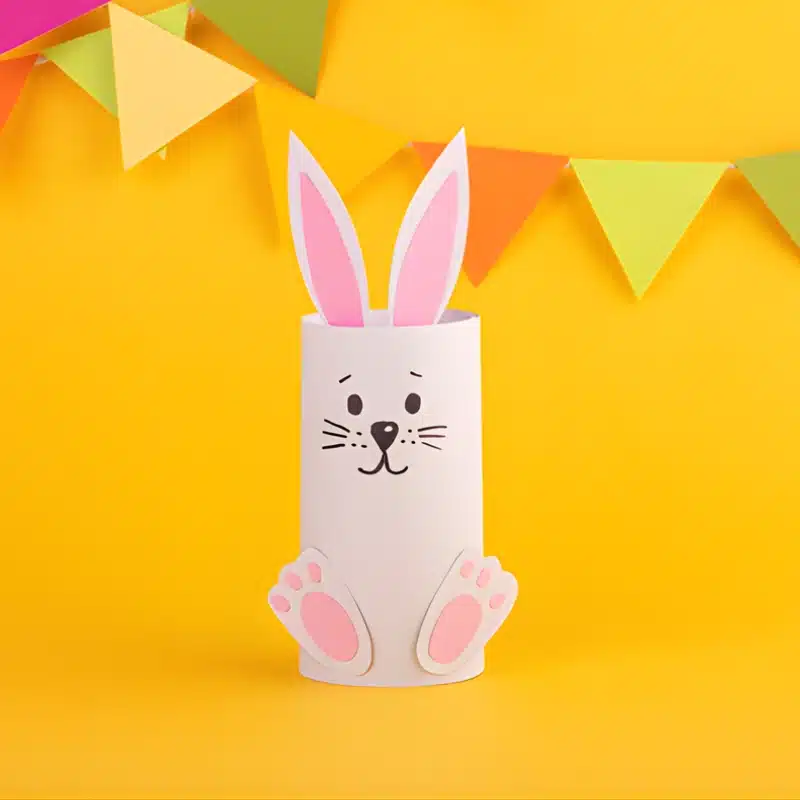 Veja como criar lembrancinha de Páscoa para alunos da educação infantil 3 Coelhinho da pascoa de rolo de papel higienico lembrancinha ecologica 1