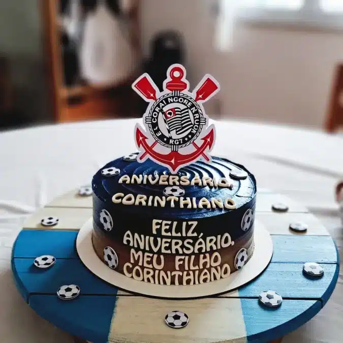 Mensagem de Aniversário para Filho: palavras que saem do coração 6 Bolo com topo de bolo com o escudo do Corinthians e a frase Feliz aniversário meu filho corinthiano