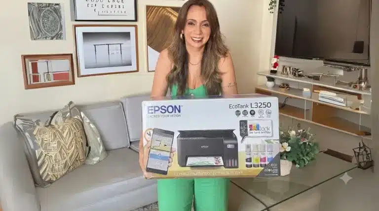 Mulher carregando uma caixa de impressora para lembrancinhas