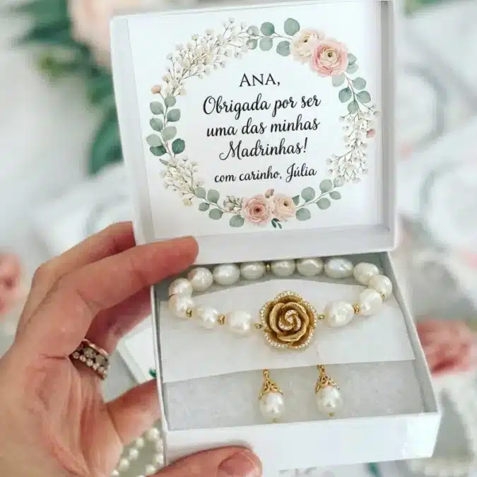 11 invitaciones para las madrinas de boda que te emocionarán en el momento de la petición 6 Detalle elegante para la madrina de boda