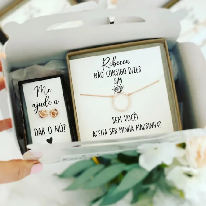 11 invitaciones para las madrinas de boda que te emocionarán en el momento de la petición 5 Recuerdos de boda para las damas de honor