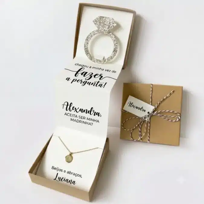 11 invitaciones para las madrinas de boda que te emocionarán en el momento de la petición 7 Una invitación original para ser madrina de boda
