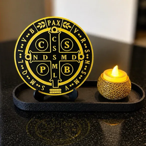 cruz de Sao Bento para protecao da familia
