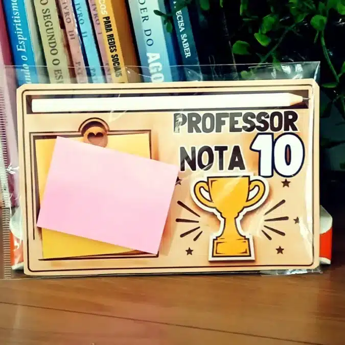 Lembrancinha Dia dos Professores com post-it para fazer em casa 3 Lembrancinha Professor Nota 10 com troféu e post-it rosa, embalada em saquinho transparente